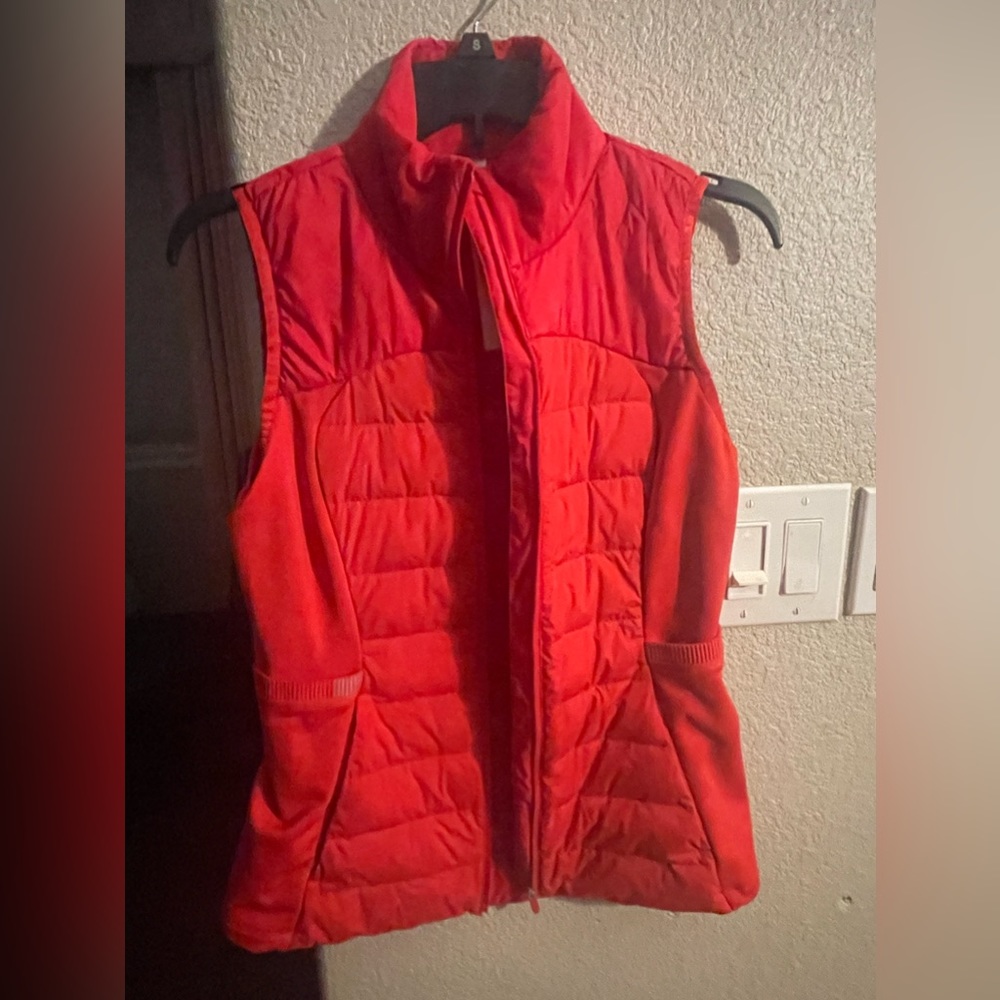 Lululemon Down for it all best in red, excellent condition (tried on only).